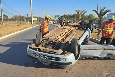 Carro capota na descida do Park Shopping
