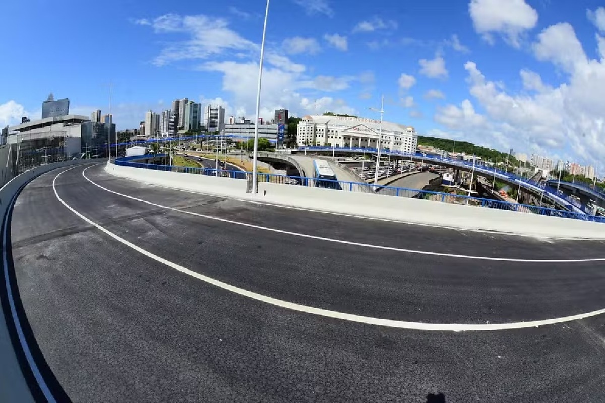 Cai de bicleta de viaduto e morre