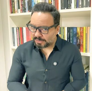 Mendonça pega Moraes com documentos da PF