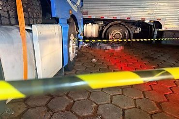 Motorista morre prensado entre carretas em VG
