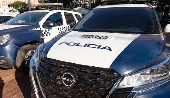 Mulher é presa após impedir jovens de saírem de boate