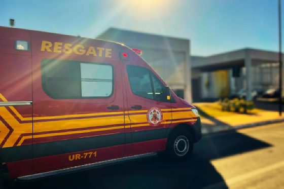 Colisão mobiliza Bombeiros para resgate e combate a incêndio
